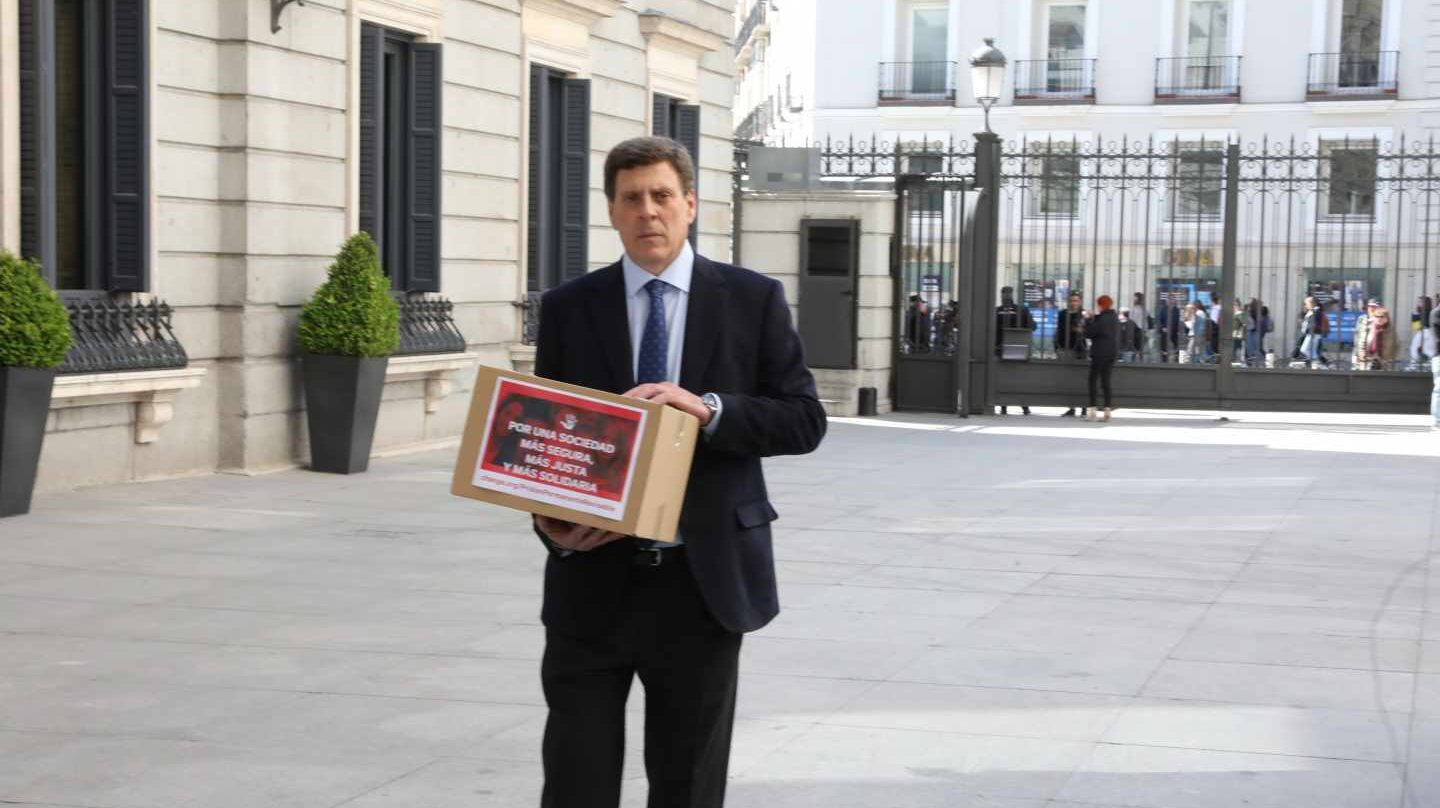 Juan Carlos Quer presenta en el Congreso las firmas en apoyo a la Prisión Permanente Revisable.