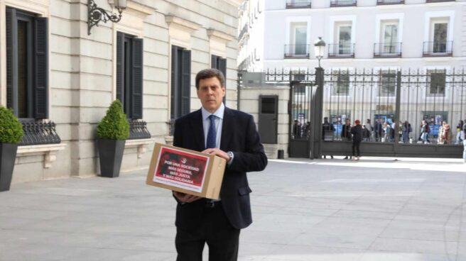 Juan Carlos Quer presenta en el Congreso las firmas en apoyo a la Prisión Permanente Revisable.