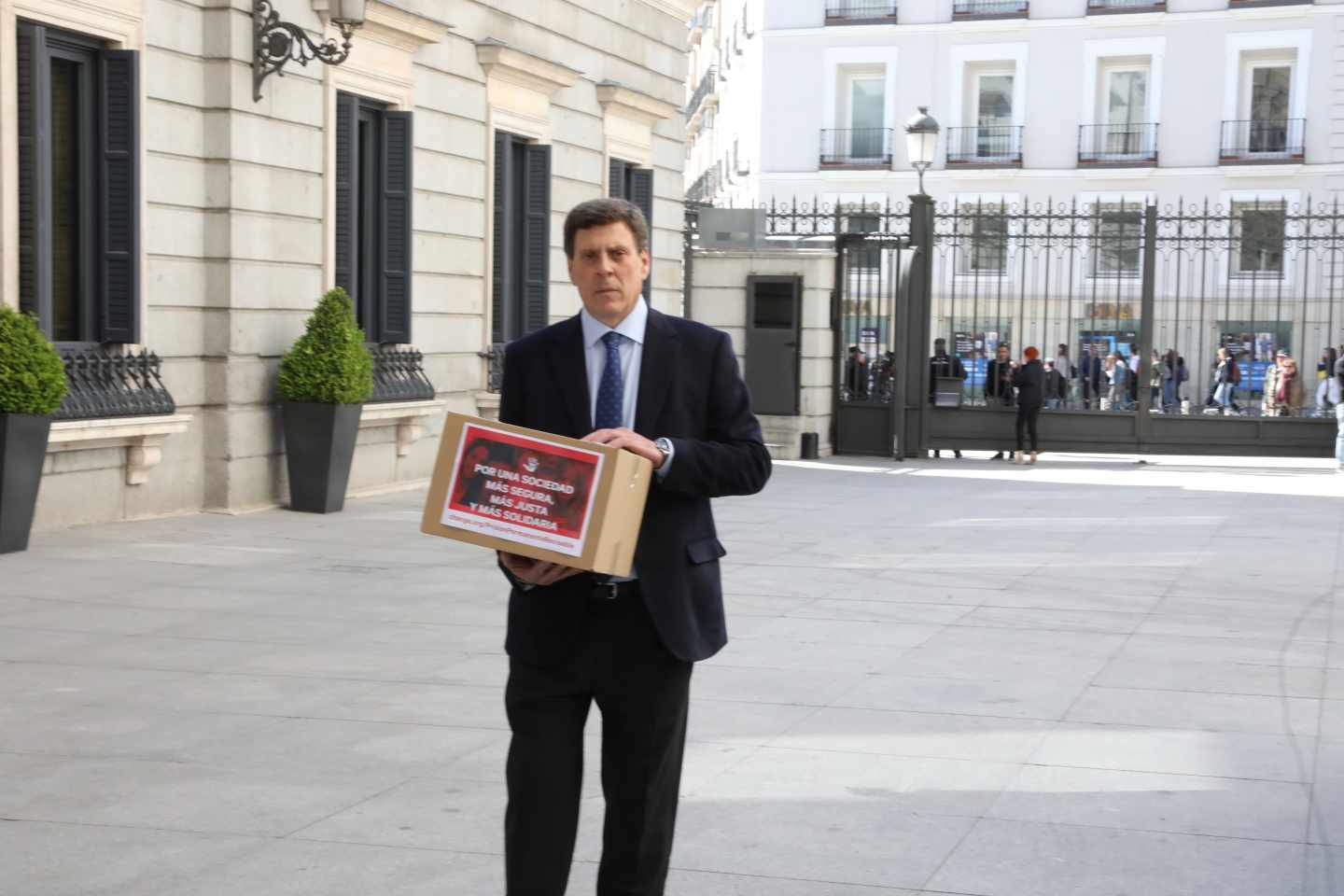 Juan Carlos Quer presenta en el Congreso las firmas en apoyo a la Prisión Permanente Revisable.