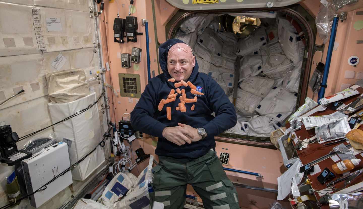 La comida, un foco de bacterias siempre presente el la ISS. Aquí, con Scott Kelly