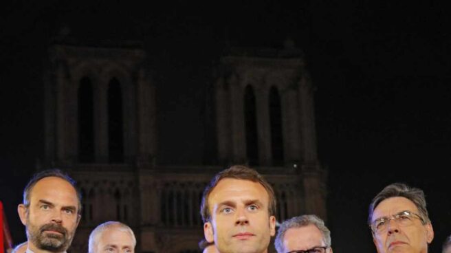 macron_reconstruiremos_notre_dame Emmanuel Macron atiende a la prensa ante la fachada de Notre-Dame.