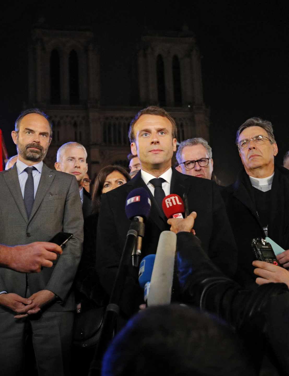 Emmanuel Macron atiende a la prensa ante la fachada de Notre-Dame.