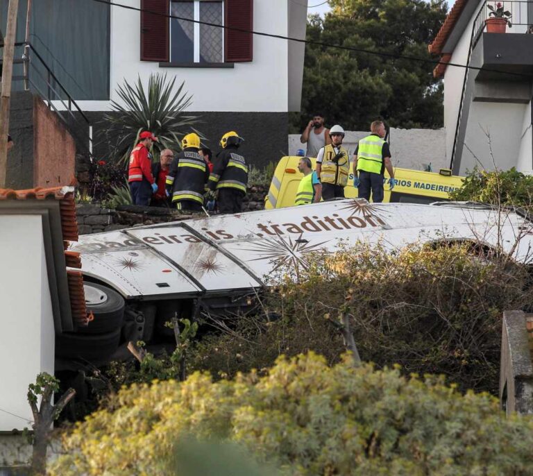 Al menos 28 muertos en el accidente de un autobús turístico en Madeira
