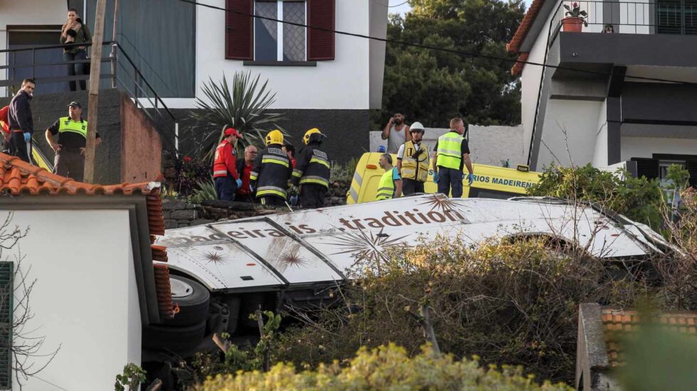 Rescatistas inspeccionan el lugar del accidente.