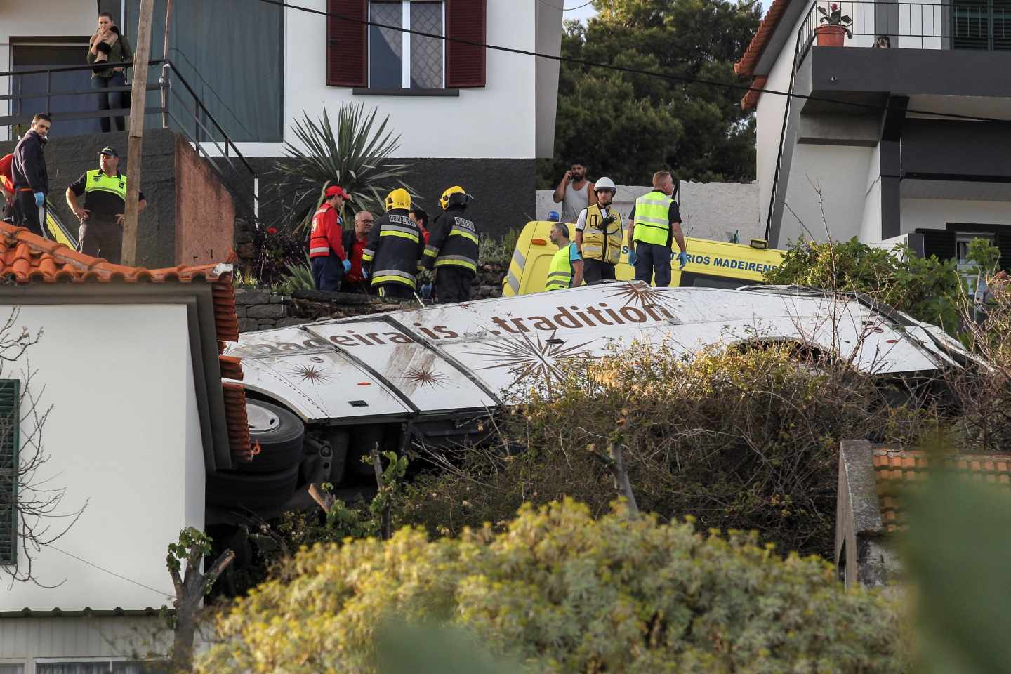 Rescatistas inspeccionan el lugar del accidente.