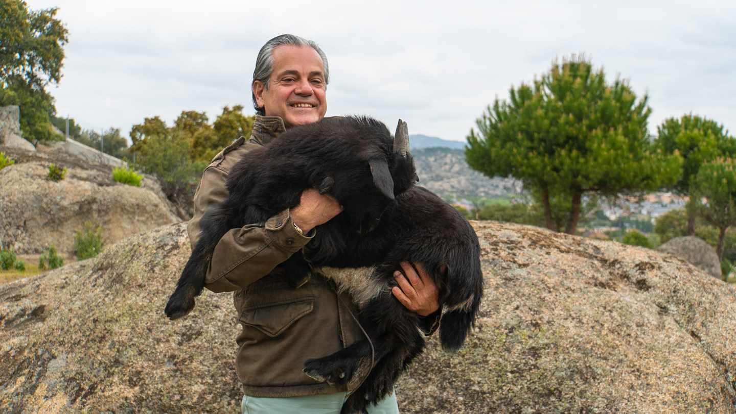 El empresario y político Marcos de Quinto con una de sus cabras