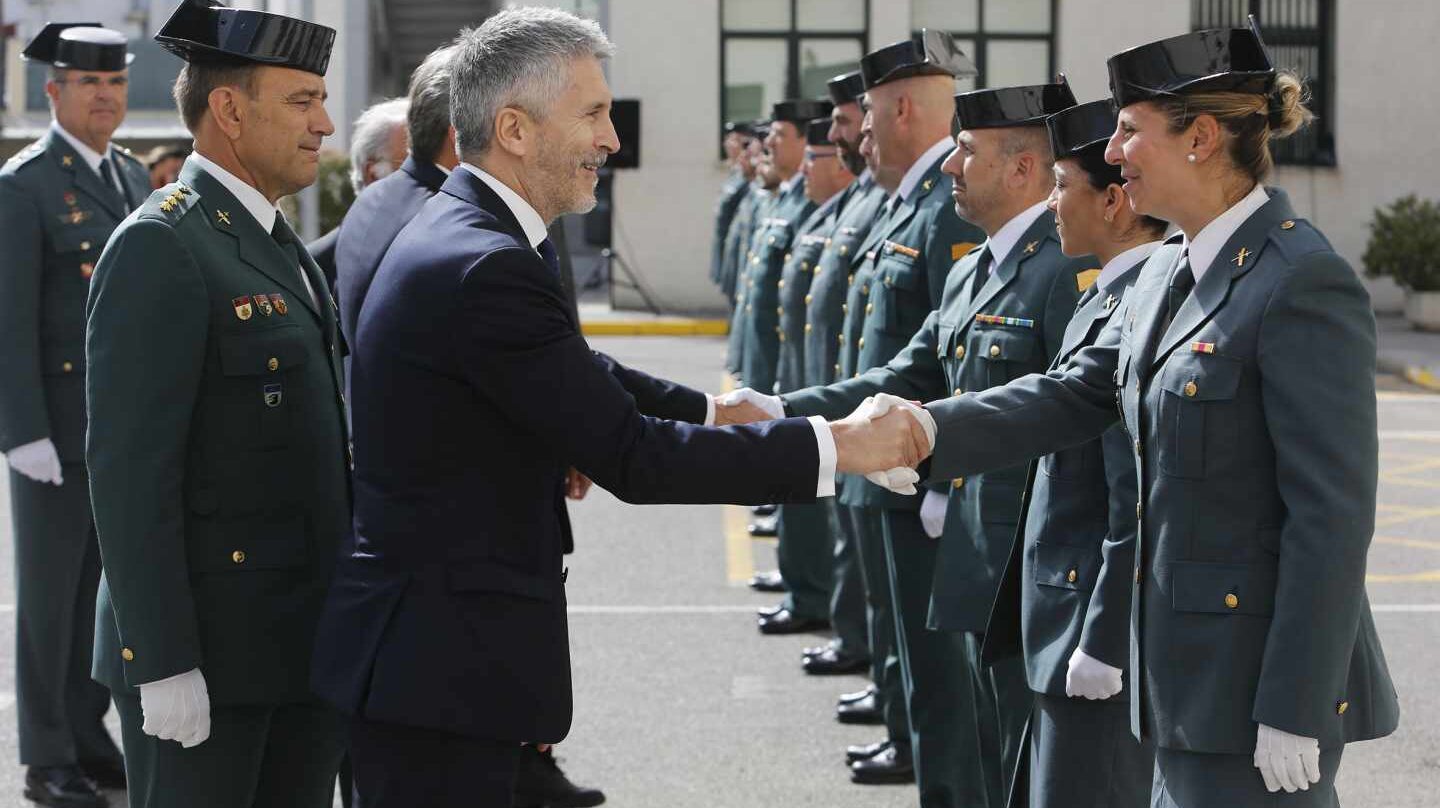 El ministro Fernando Grande-Marlaska, saludando a guardias civiles en una reciente visita a Cádiz.