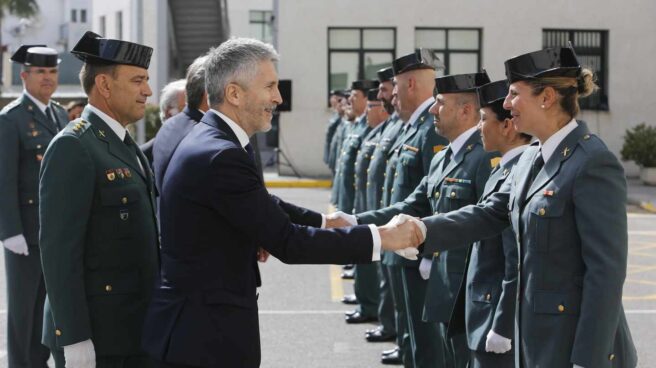 Interior recurre al Consejo de Estado para eludir la equiparación salarial El ministro Fernando Grande-Marlaska, saludando a guardias civiles en una reciente visita a Cádiz.