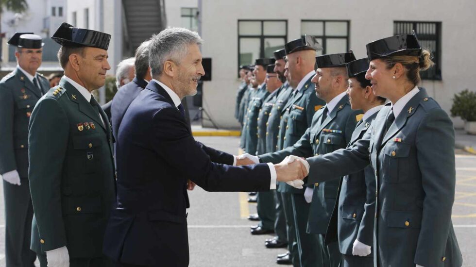 El ministro Fernando Grande-Marlaska, saludando a guardias civiles en una reciente visita a Cádiz.
