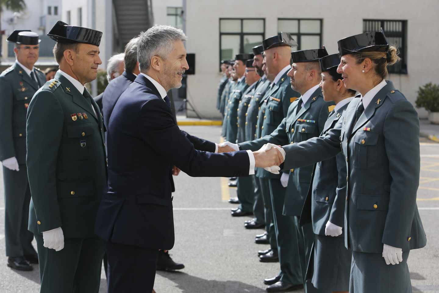 El ministro Fernando Grande-Marlaska, saludando a guardias civiles en una reciente visita a Cádiz.
