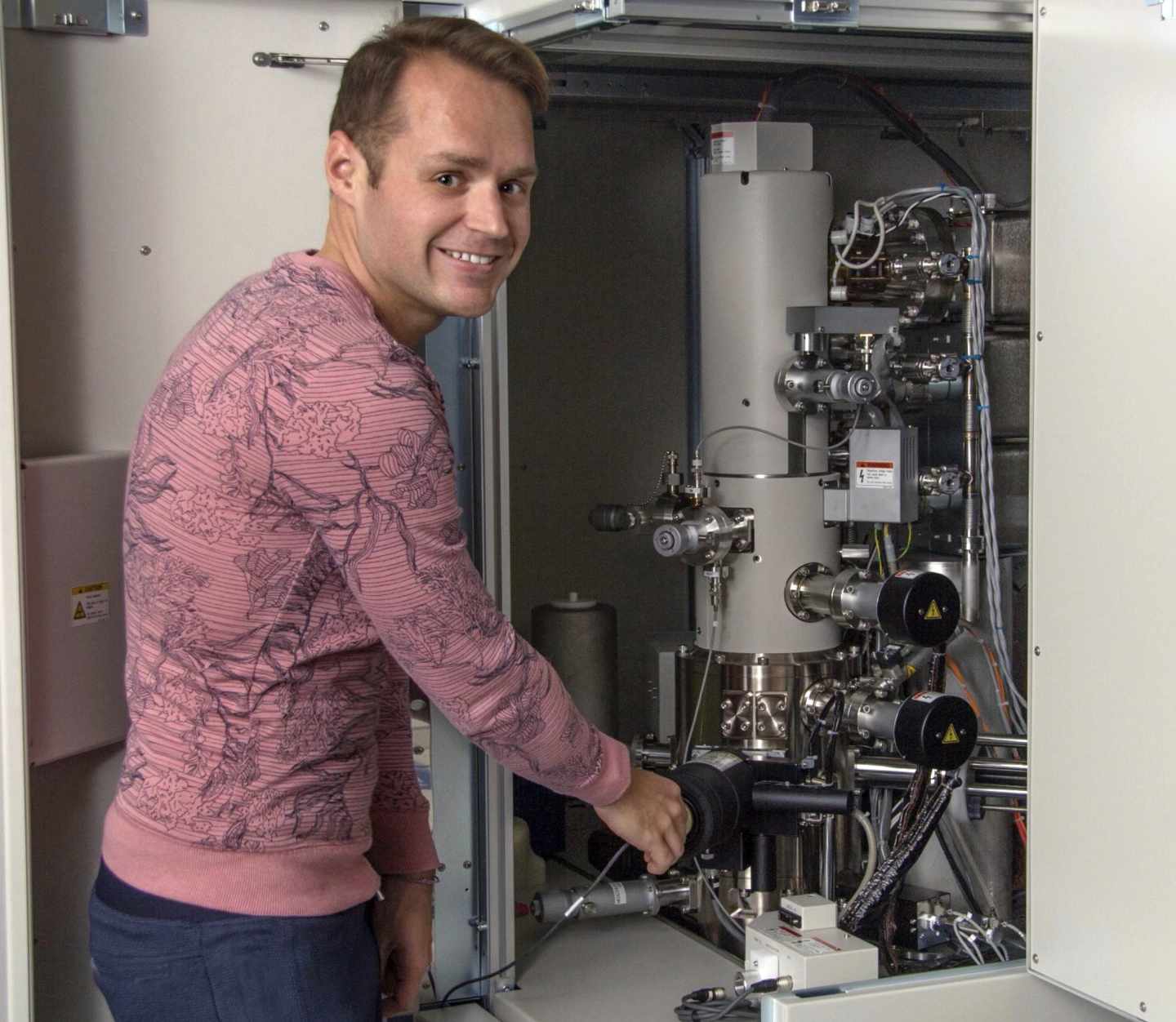 Pierre Haenecour en el microscopio electrónico usado para analizar la mota de polvo estelar