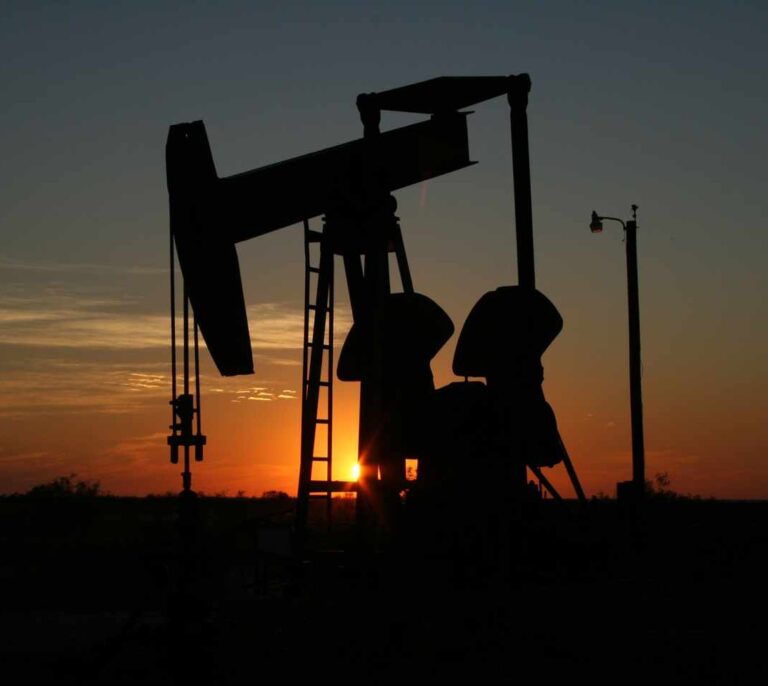 Petróleo a 100 dólares: la pesadilla de una economía en dificultades