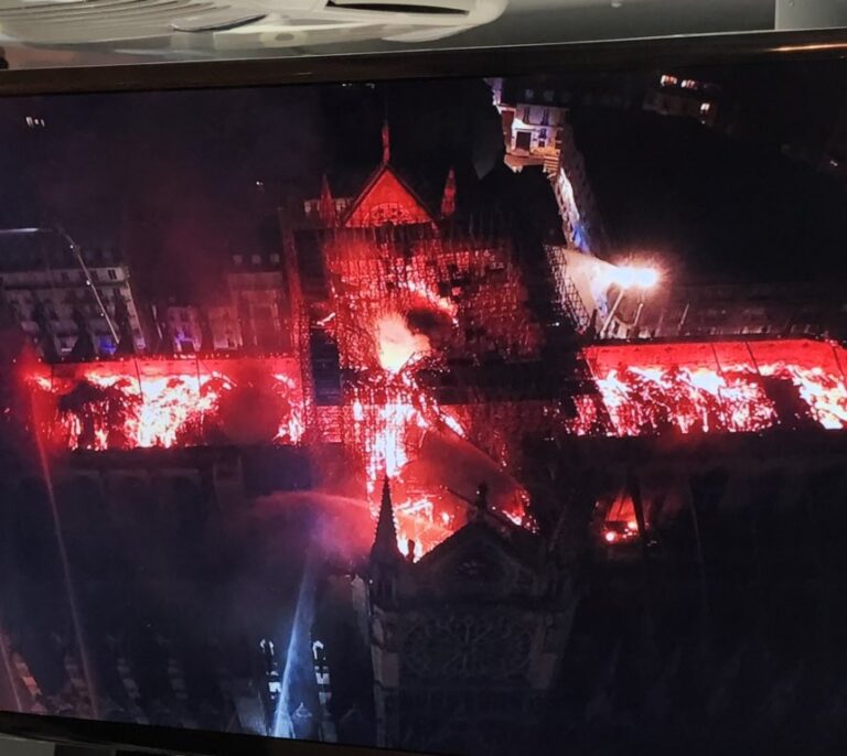 El fuego envuelve Notre Dame pero los bomberos salvan la fachada