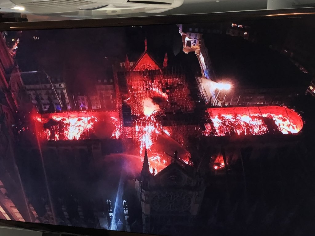 Notre-Dame ardiendo a vista de dron.