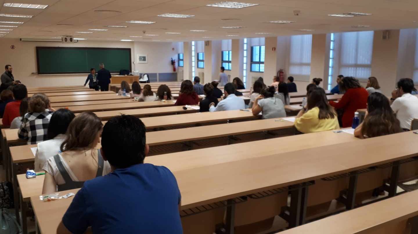 Opositores en un examen.
