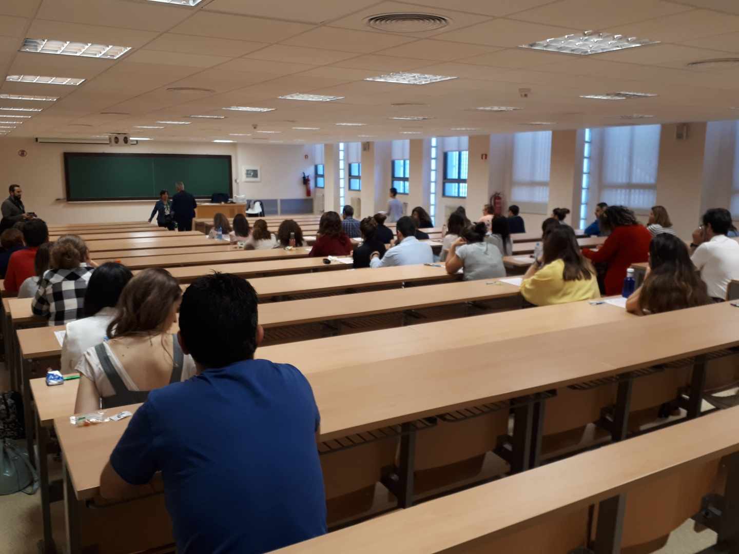 Opositores en un examen.