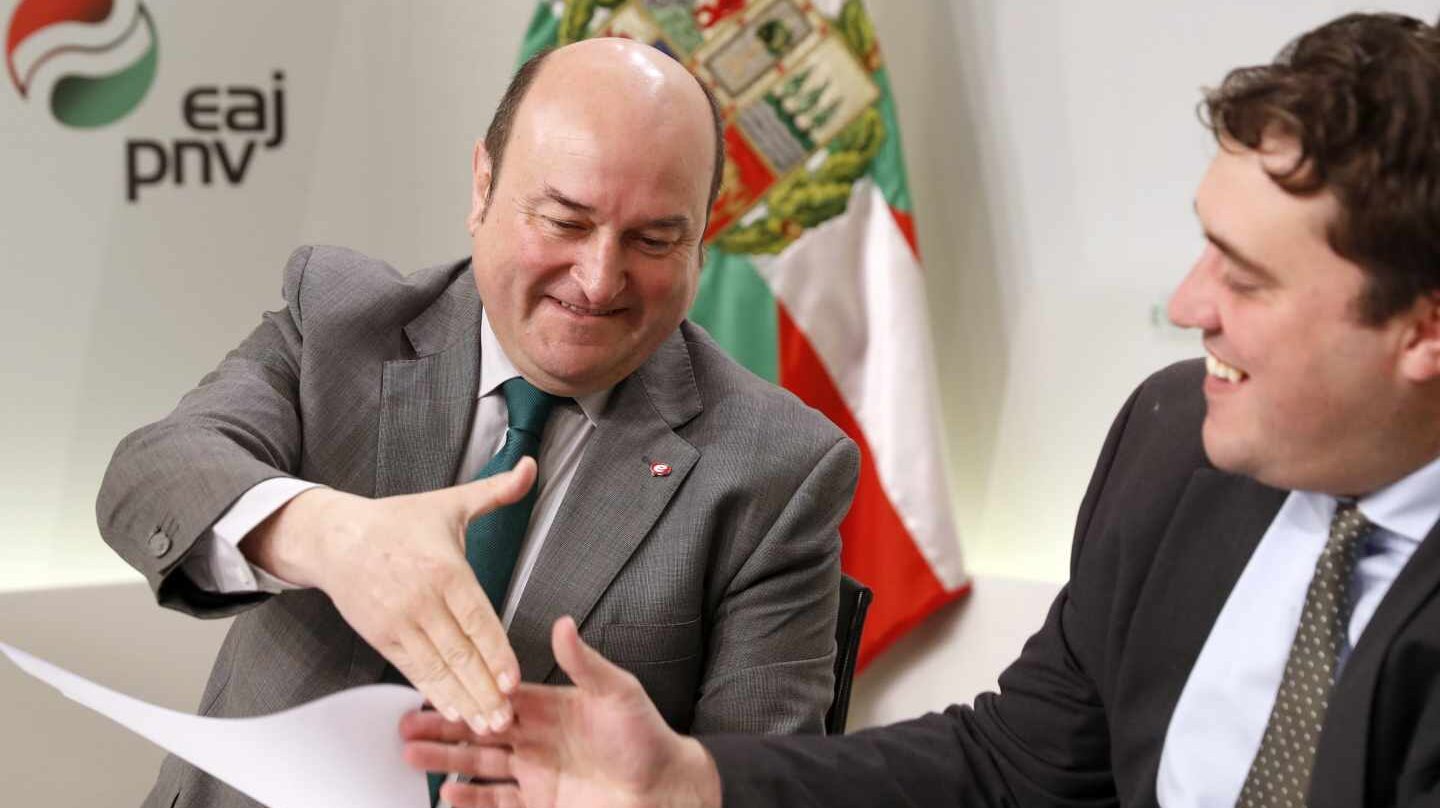 El presidente del PNV, Andoni Ortuzar, (i) y el presidente de PDeCAT David Bonvehí,.