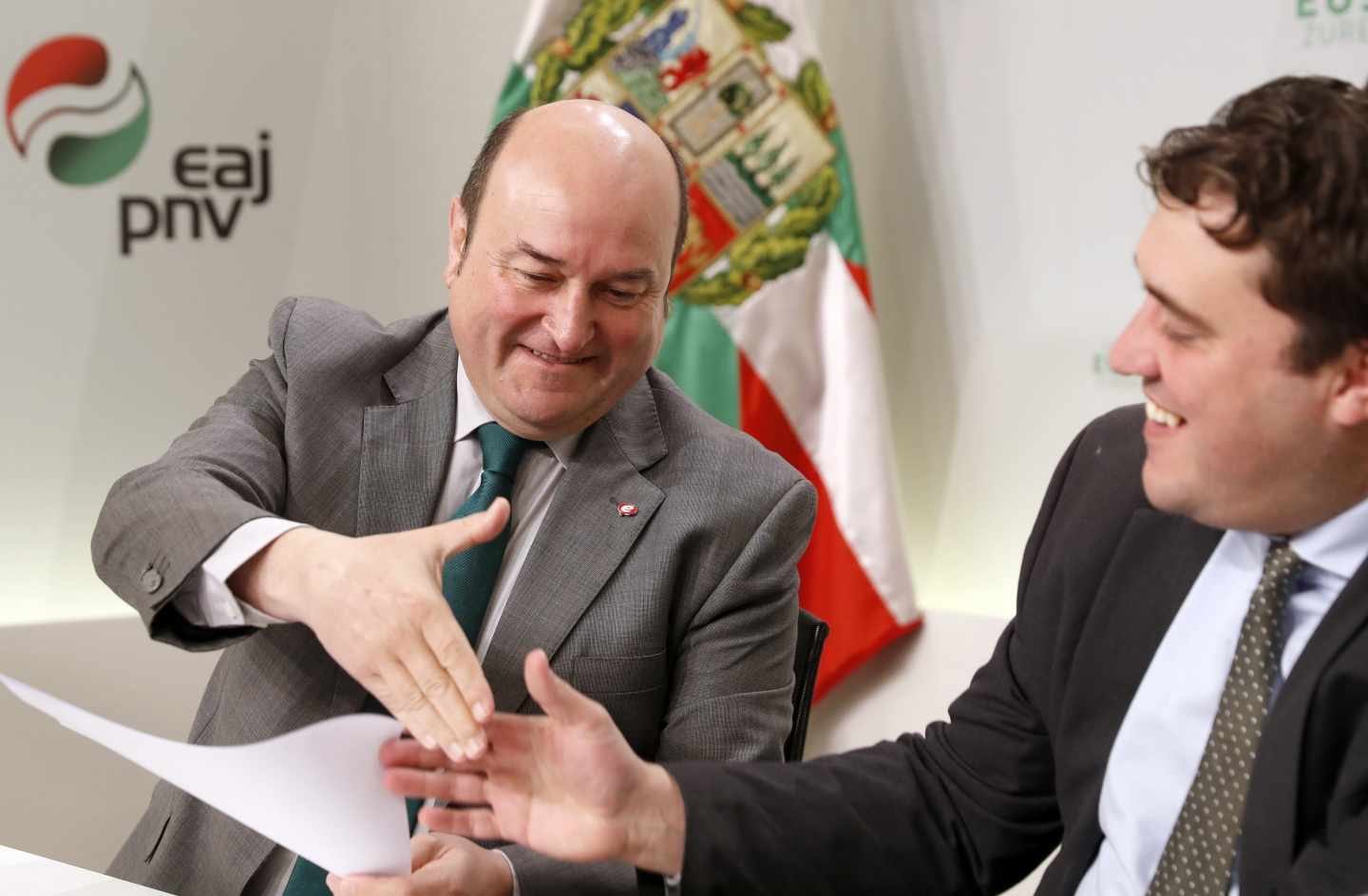 El presidente del PNV, Andoni Ortuzar, (i) y el presidente de PDeCAT David Bonvehí,.
