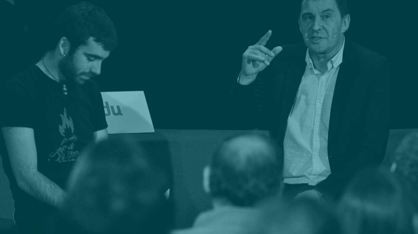 El coordinador de EH Bildu, Arnaldo Otegi (d), durante su intervención en un coloquio sobre "enfrentarse al fascismo desde Euskal Herria".