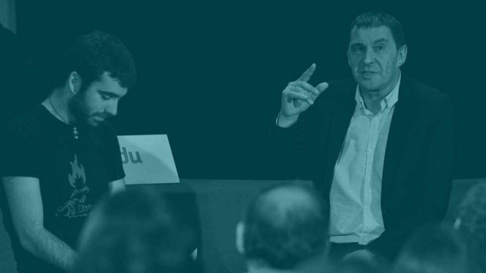 El coordinador de EH Bildu, Arnaldo Otegi (d), durante su intervención en un coloquio sobre "enfrentarse al fascismo desde Euskal Herria".