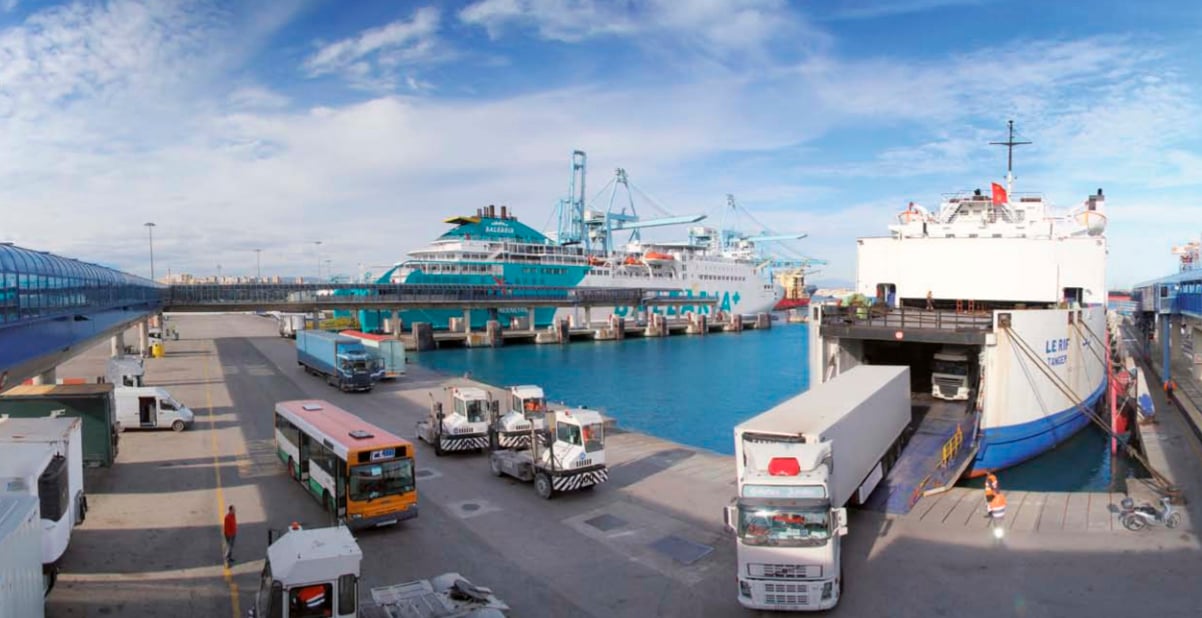 Un camión sale de un buque en el Puerto de Algeciras.