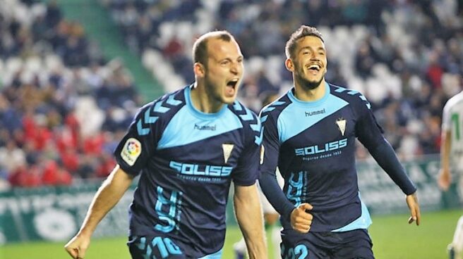 Román Zozulia celebra un gol con el Albacete.