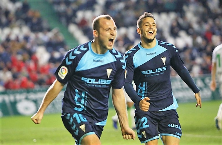 Román Zozulia celebra un gol con el Albacete.