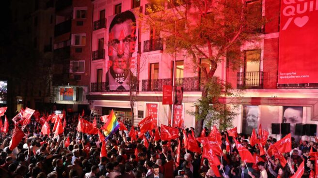 "¡Viva España y viva el socialismo!": Fiesta en Ferraz tras la victoria del PSOE