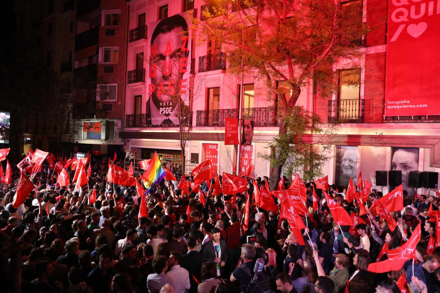"¡Viva España y viva el socialismo!": Fiesta en Ferraz tras la victoria del PSOE