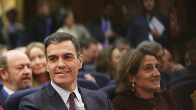 El presidente del Gobierno y la ministra de Transición ecológica creen que el petróleo va a bajar el año que viene El presidente del Gobierno, Pedro Sánchez, y la ministra para la Transición Ecológica, Teresa Ribera.