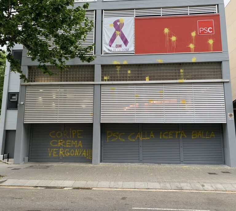 La sede del PSC amanece con pintadas amarillas y al muñeco de Puigdemont