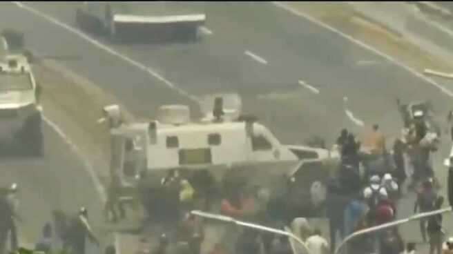Una tanqueta atropella a los manifestantes que se levantan contra Maduro.