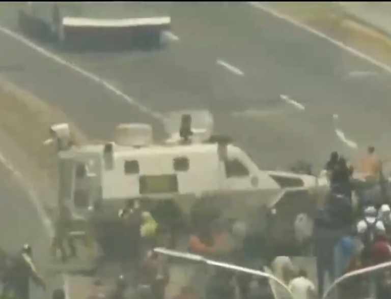 Vídeo: tanquetas de Maduro atropellan a manifestantes en Caracas