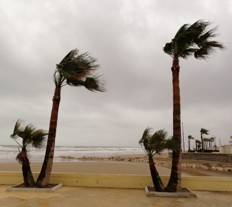 Las fuertes lluvias y el viento continúan afectando a Cataluña y Valencia