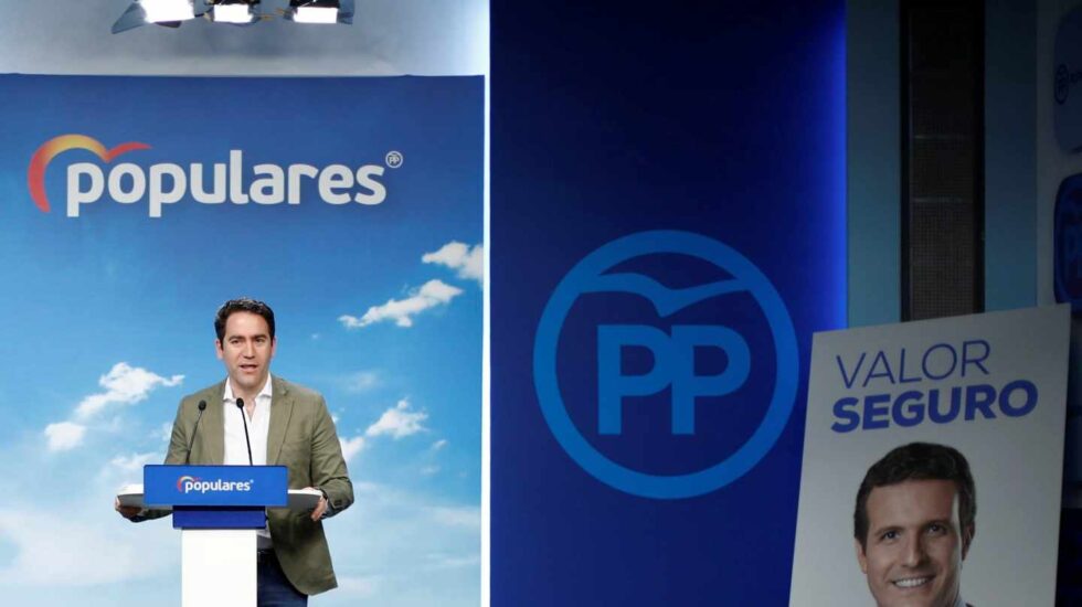 Teodoro García Egea, secretario general del PP, en una rueda de prensa junto a un cartel de Pedro Casado.