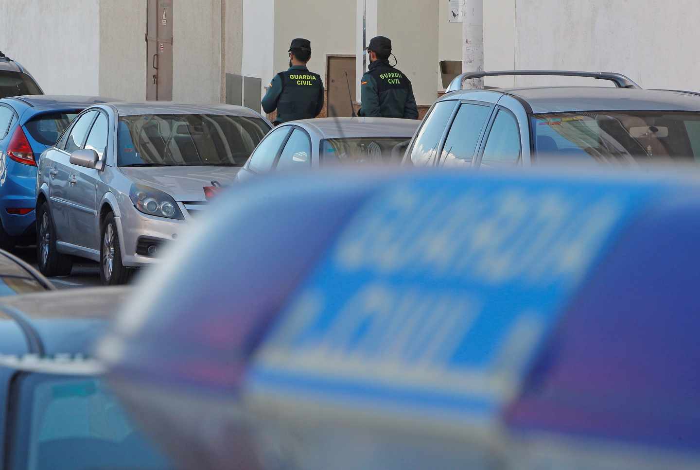 Dos agentes de la Guardia Civil a las puertas del edificio dónde esta mañana se ha encontrado el cadáver.