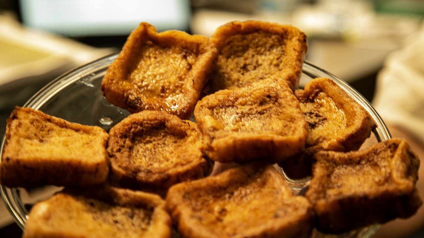 Plato de torrijas tradicionales