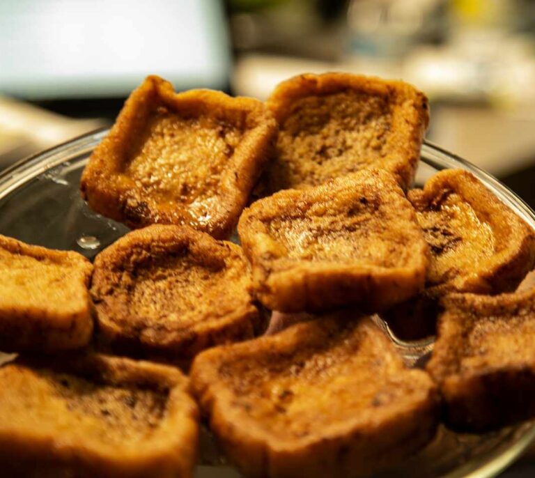Desde la torrija de toda la vida a la bañada con Baileys: estas son las mejores de Madrid