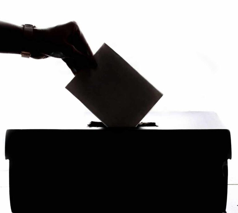 De la "semana basura" al Domingo de Resurrección: tres millones de votos en busca de partido