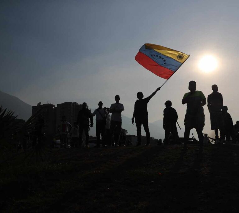 Maduro ordena el cierre de Radio Caracas mientras crece la tensión en Venezuela