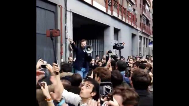 Vox reúne a cientos de jóvenes a las puertas de ICADE en su protesta por el 'veto'