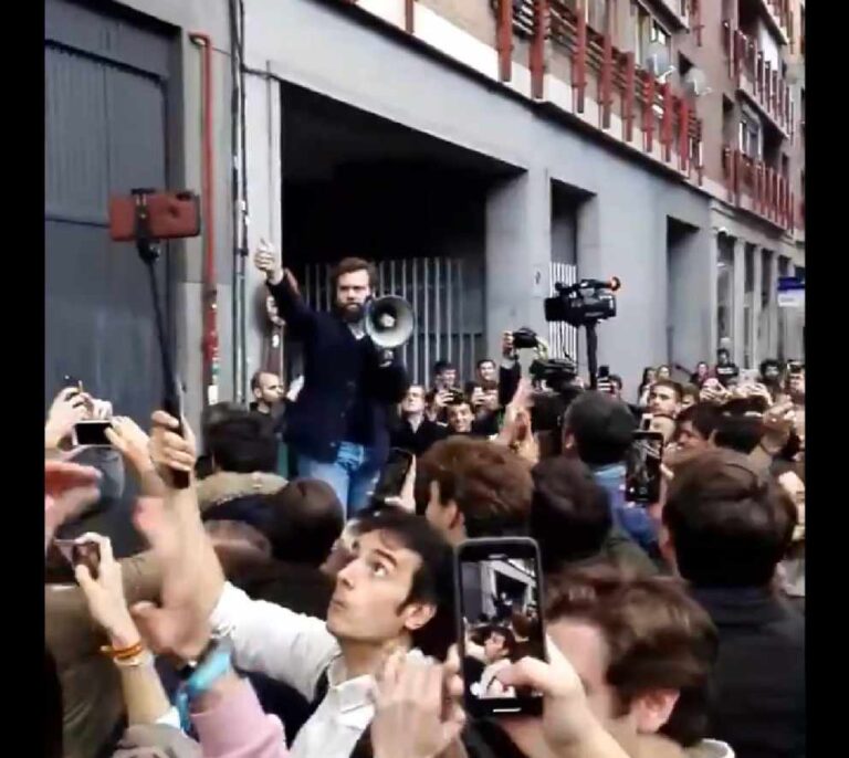 Vox reúne a cientos de jóvenes a las puertas de ICADE en su protesta por el 'veto'