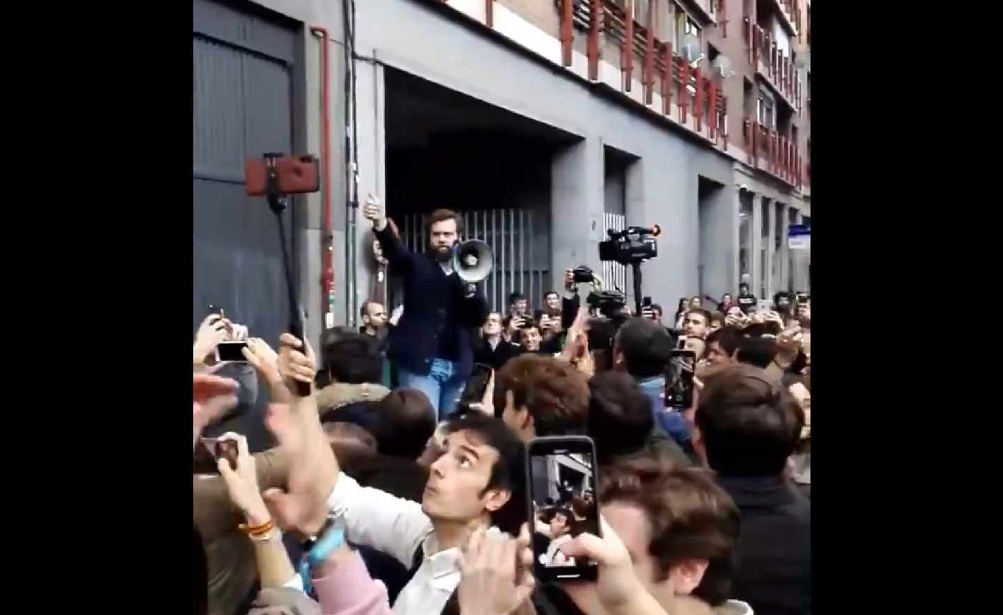 Vox reúne a cientos de jóvenes a las puertas de ICADE en su protesta por el 'veto'