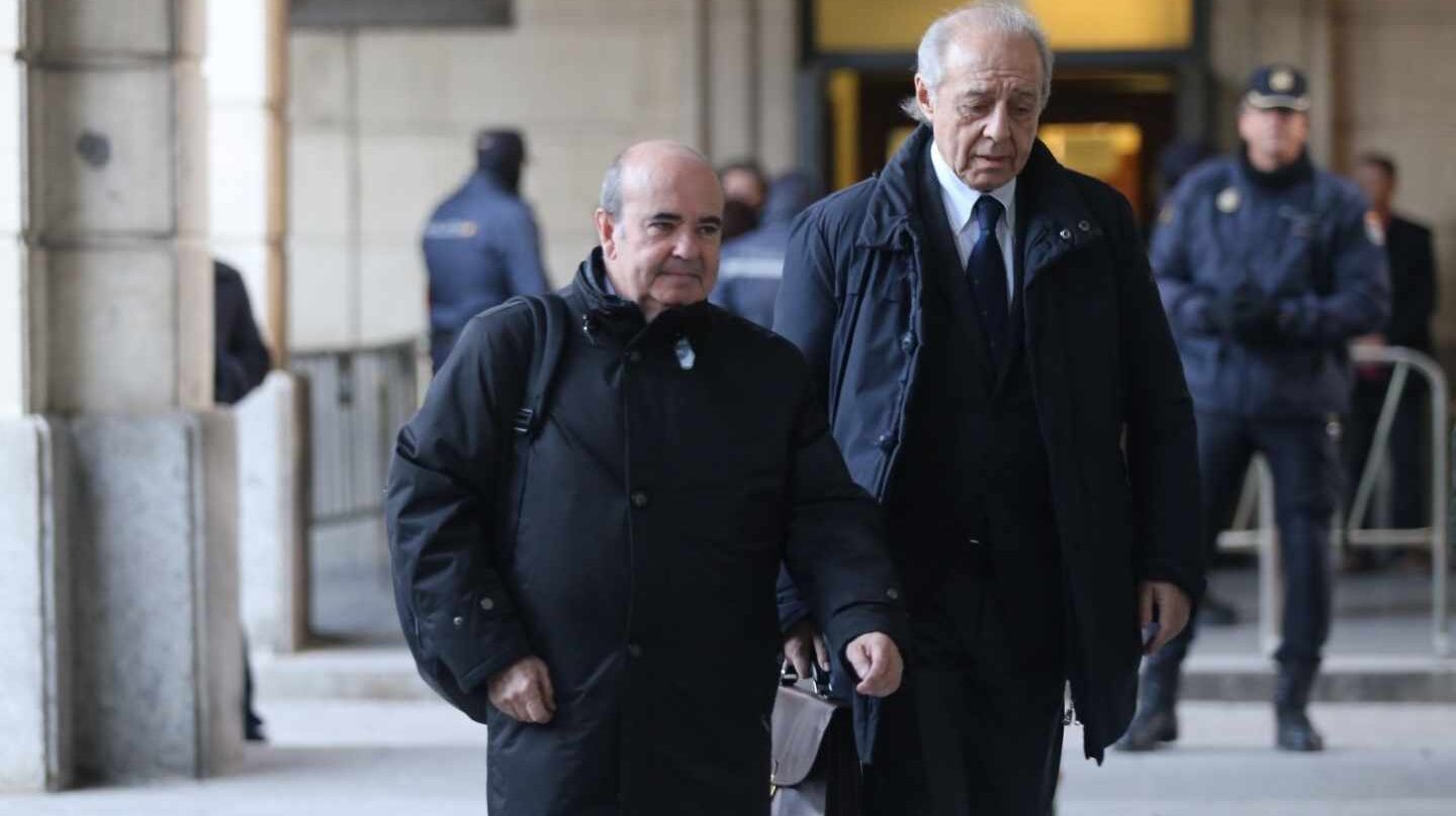Gaspar Zarrías, acompañado del abogado Gonzalo Martínez-Fresneda, llegando a la Audiencia de Sevilla a una de las sesiones del juicio del 'caso ERE'.