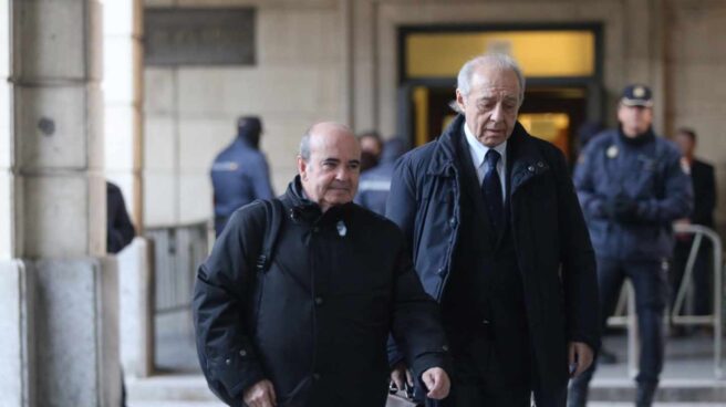 Gaspar Zarrías, acompañado del abogado Gonzalo Martínez-Fresneda, llegando a la Audiencia de Sevilla a una de las sesiones del juicio del 'caso ERE'.