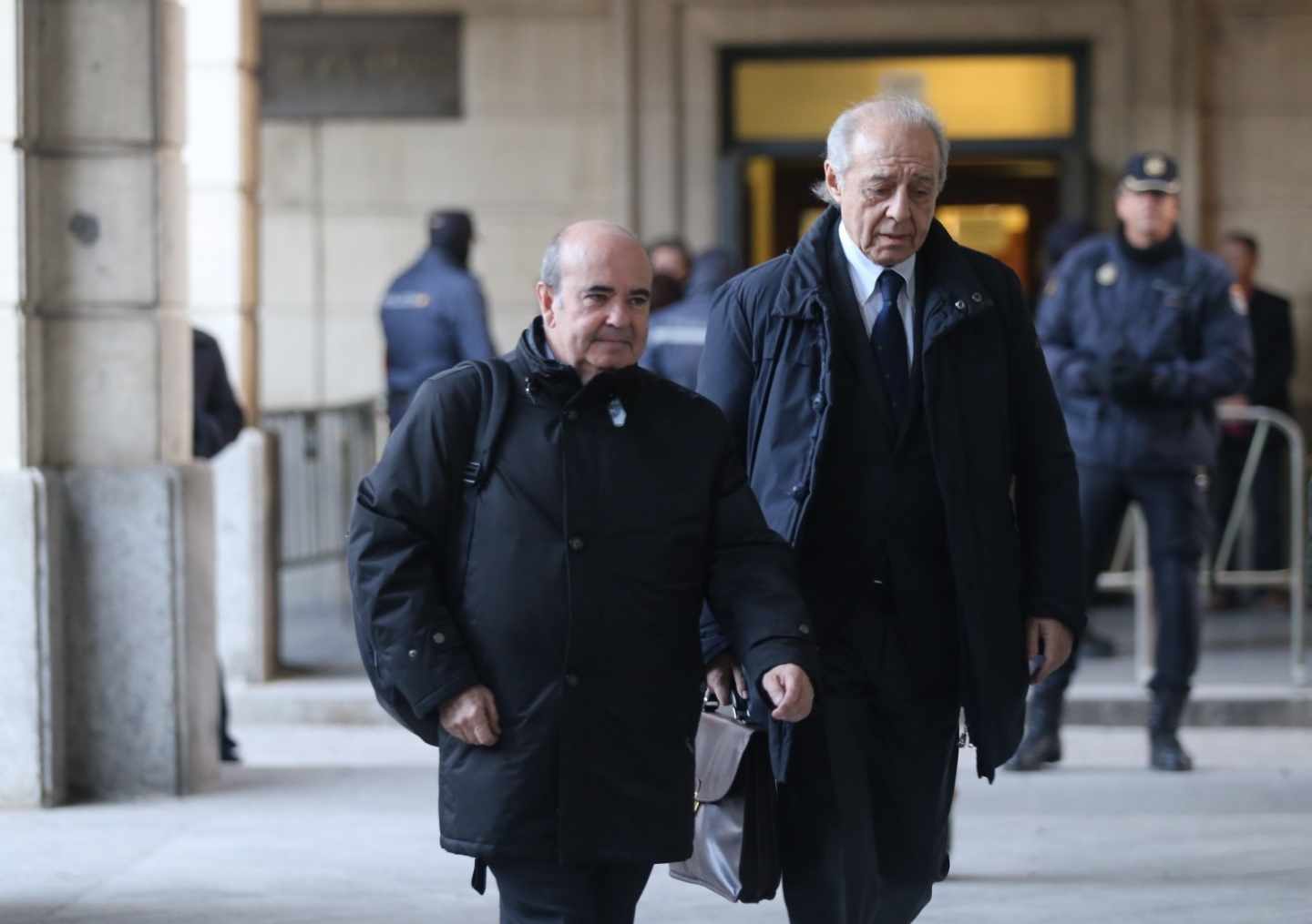 Gaspar Zarrías, acompañado del abogado Gonzalo Martínez-Fresneda, llegando a la Audiencia de Sevilla a una de las sesiones del juicio del 'caso ERE'.