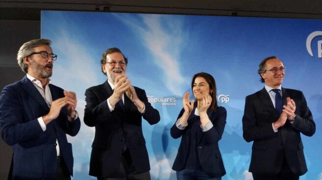 Mariano Rajoy, junto a Iñaki Oyarzabal, Leticia Comerón y Alfonso Alonso.