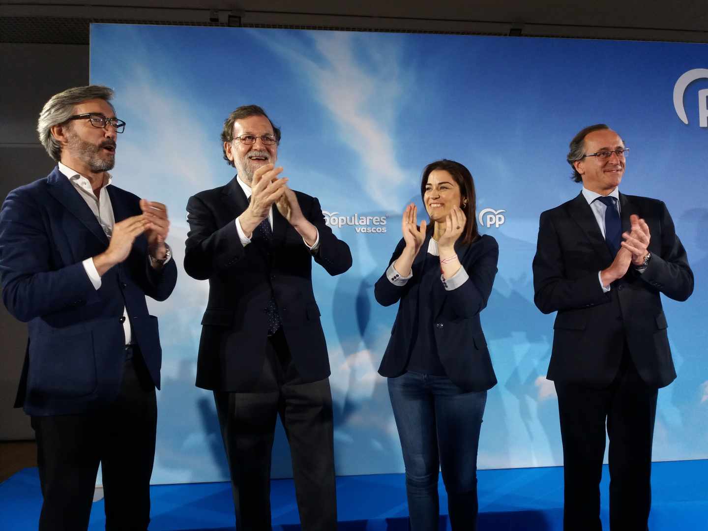 Mariano Rajoy, junto a Iñaki Oyarzabal, Leticia Comerón y Alfonso Alonso.