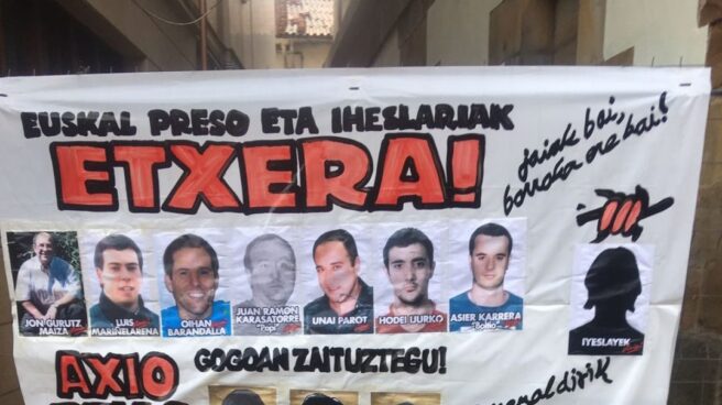 Pancarta de apoyo a los presos de ETA aparecida en Etxarri Aranatz.