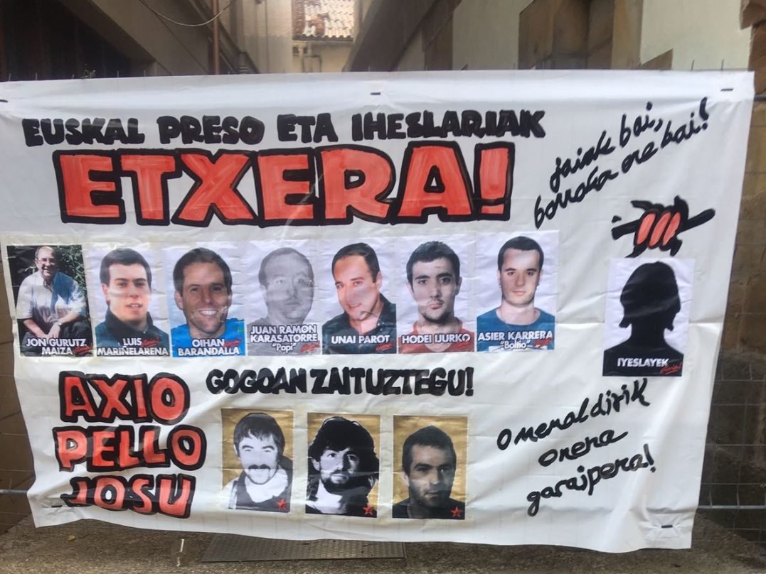 Pancarta de apoyo a los presos de ETA aparecida en Etxarri Aranatz.